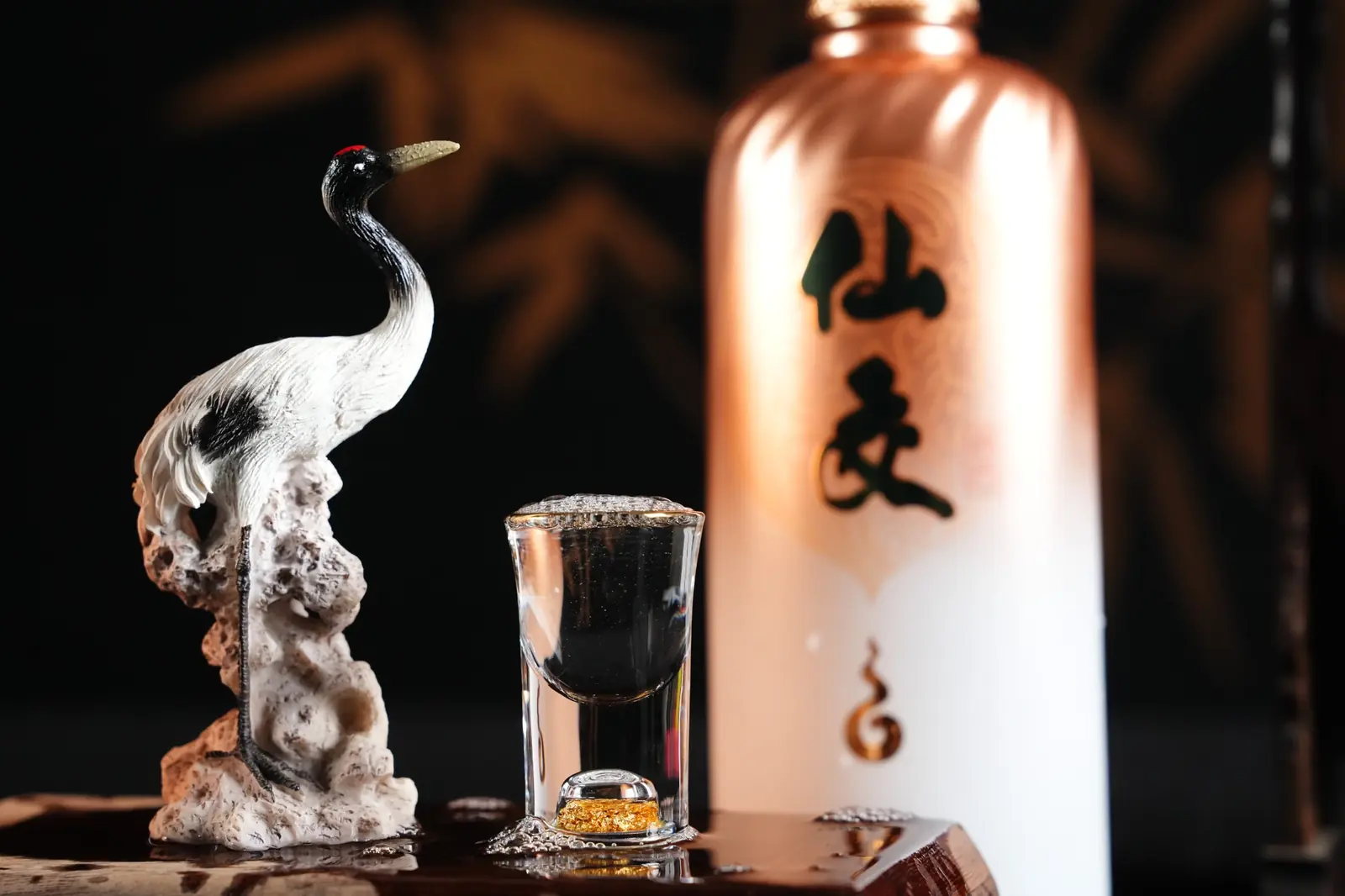 仙交筑基酒、酒杯与仙鹤摆件