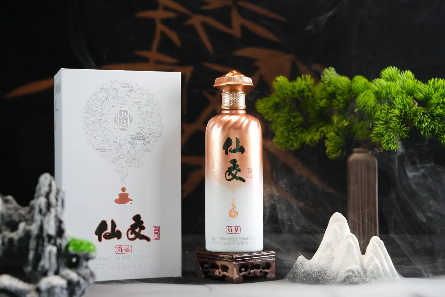 仙交筑基酒与礼盒陈列在东方山水场景中
