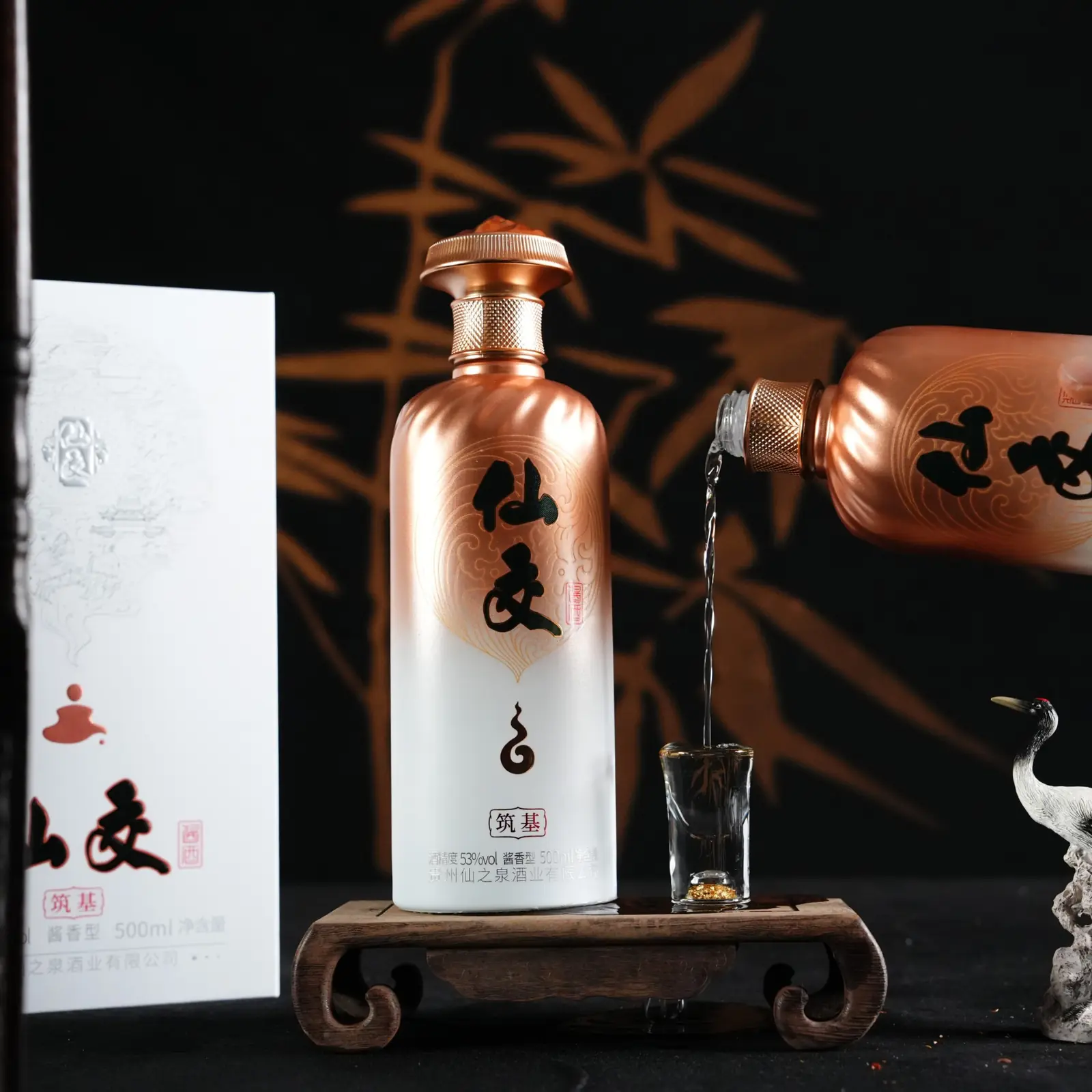 仙交筑基酒倒入酒杯的品牌场景
